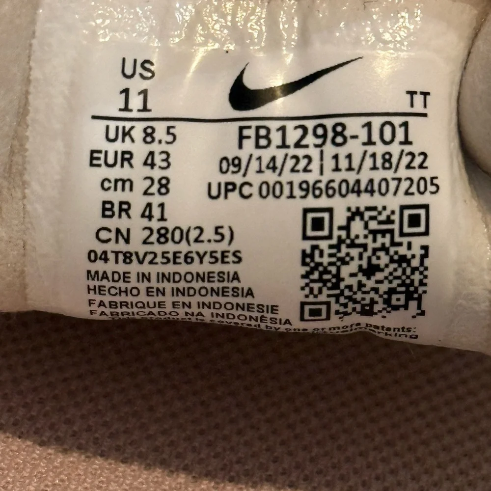 Women’s NIKE Waffle One sneakers- summit white/infinite lilac. Size 11 - Picture 12 of 12